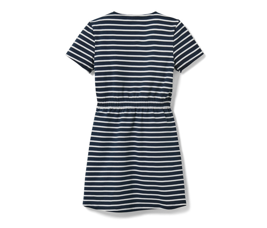 Detailansicht eines Kinder-Jerseykleids mit blau-weißem Streifenmuster.