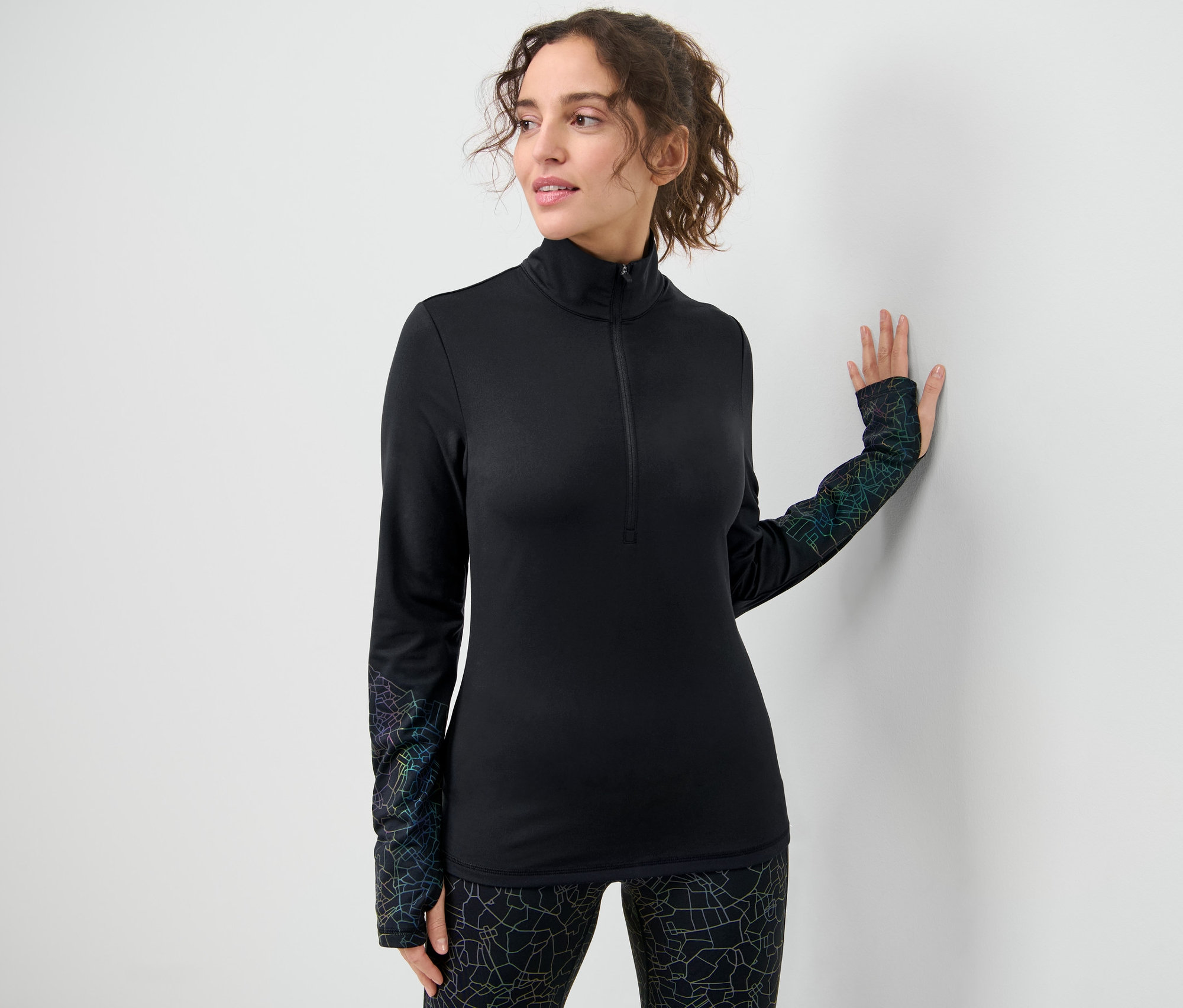 Frau posiert im schwarzen Thermo-Funktionsshirt.