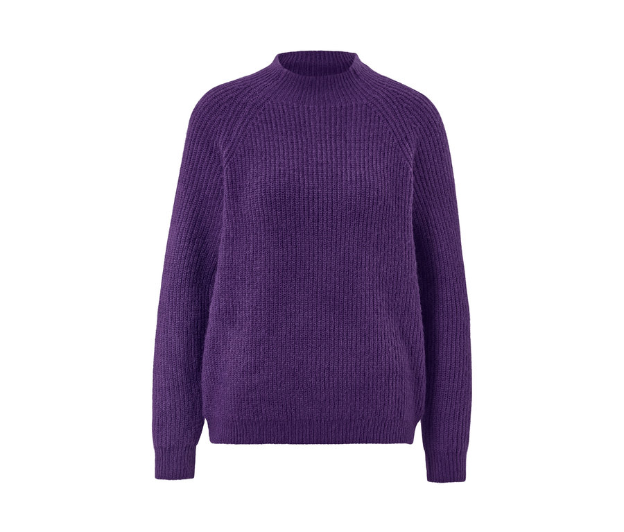 Lila Grobstrickpullover mit Stehkragen.