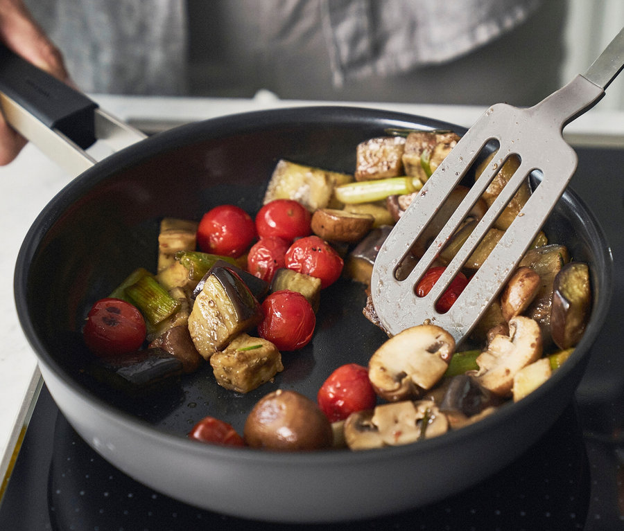 Gemüse wird in einer ca. 28 cm großen ZWILLING Edelstahl-Bratpfanne gebraten.