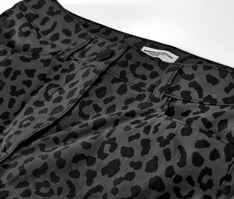 Detailaufnahme einer grau gemusterten Bengalin-Hose.