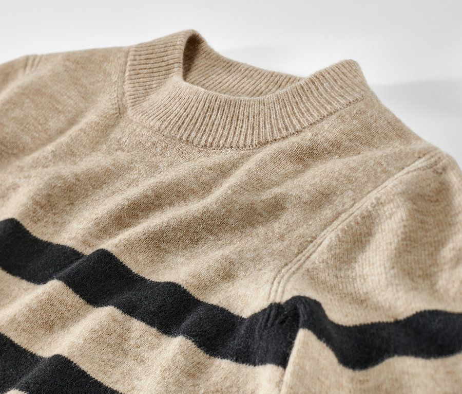 Detailansicht eines gestreiften Strickpullovers.