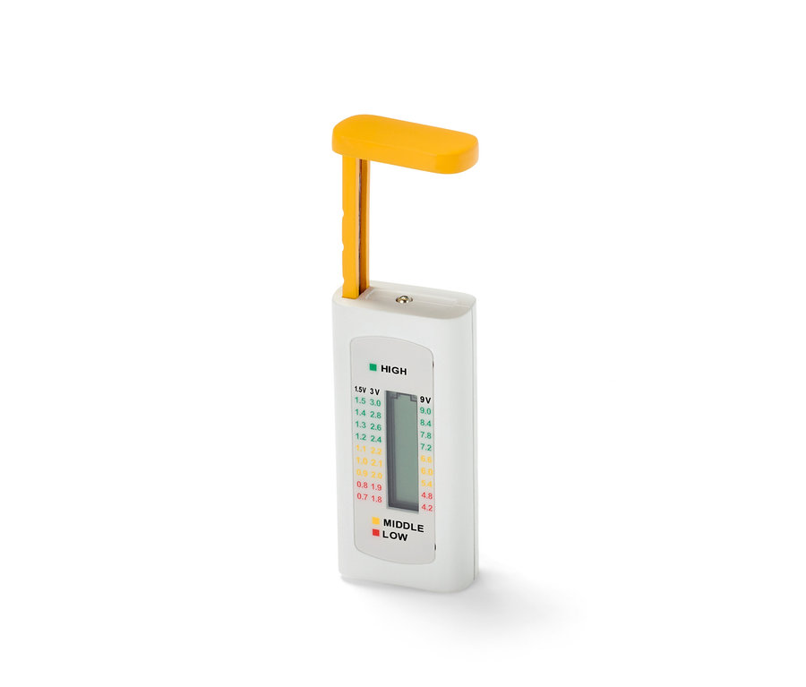 Batterietester mit ausziehbarem gelbem Hebel, weißes Gehäuse mit Display.