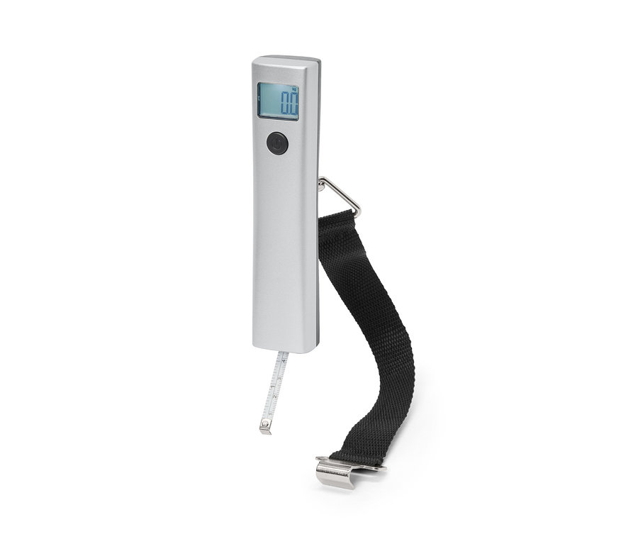 Eine digitale Kofferwaage mit einem schwarzen Gurt und einem Maßband ist vor einem weißen Hintergrund zu sehen.