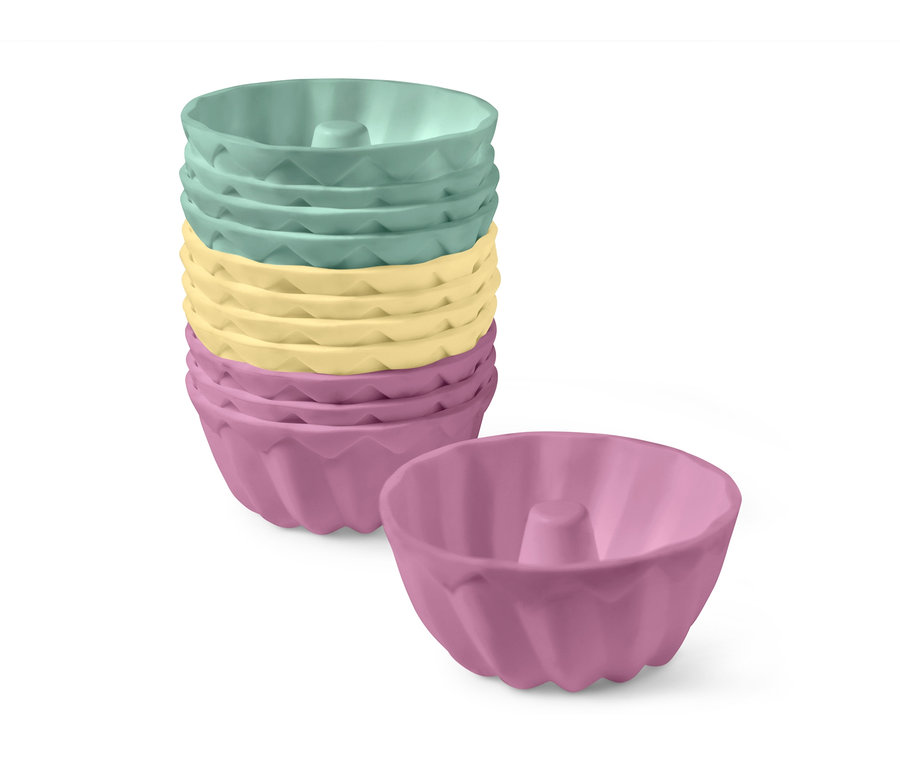 Ein Satz aus 12 Mini-Gugelhupf-Formen in Grün, Gelb und Pink, wobei eine Form daneben liegt.