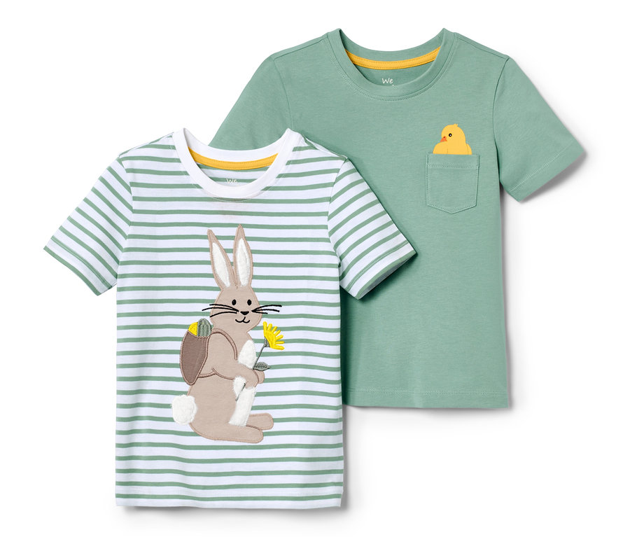 Zwei Kleinkinder-T-Shirts, eines gestreift mit Hase, das andere grün mit Küken in der Tasche.