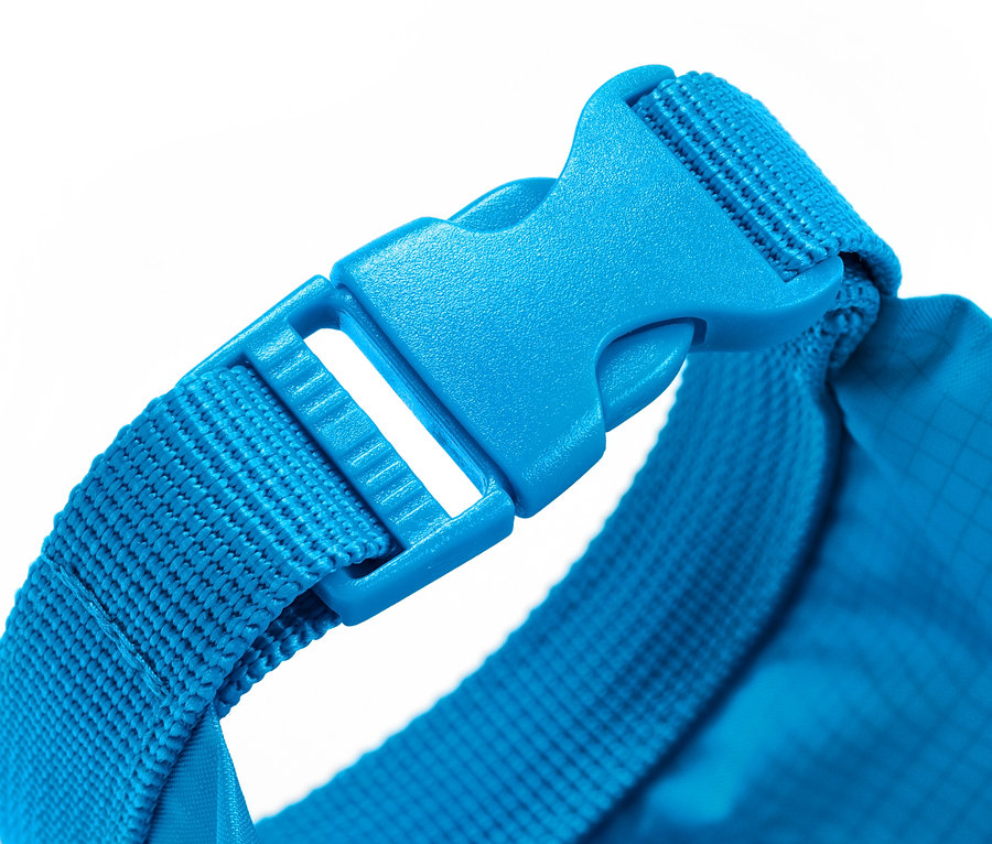 Detailansicht eines blauen, wasserfesten Packsacks mit Schnalle.