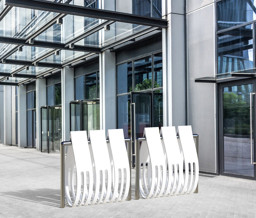 Weißer Wings for Living Fahrradständer »Kopenhagen« vor einem Gebäude.