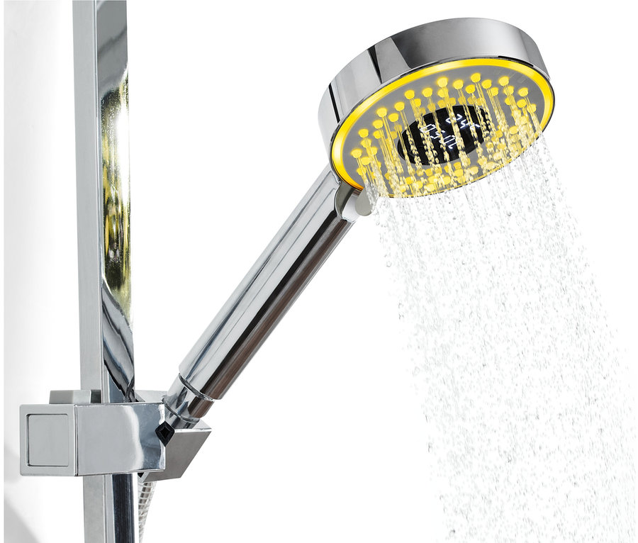 Wasser fließt aus einem verchromten LED-Duschkopf mit Wasserverbrauchsanzeige.