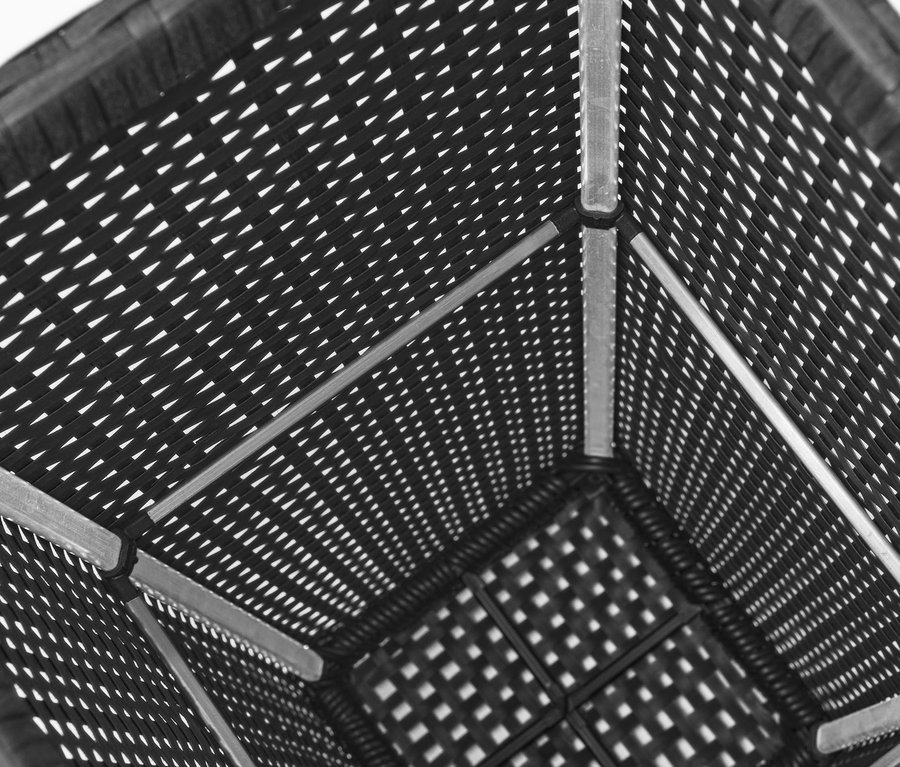 Detailansicht einer anthrazitfarbenen Polyrattan-Pflanzsäule, Höhe ca. 60 cm.