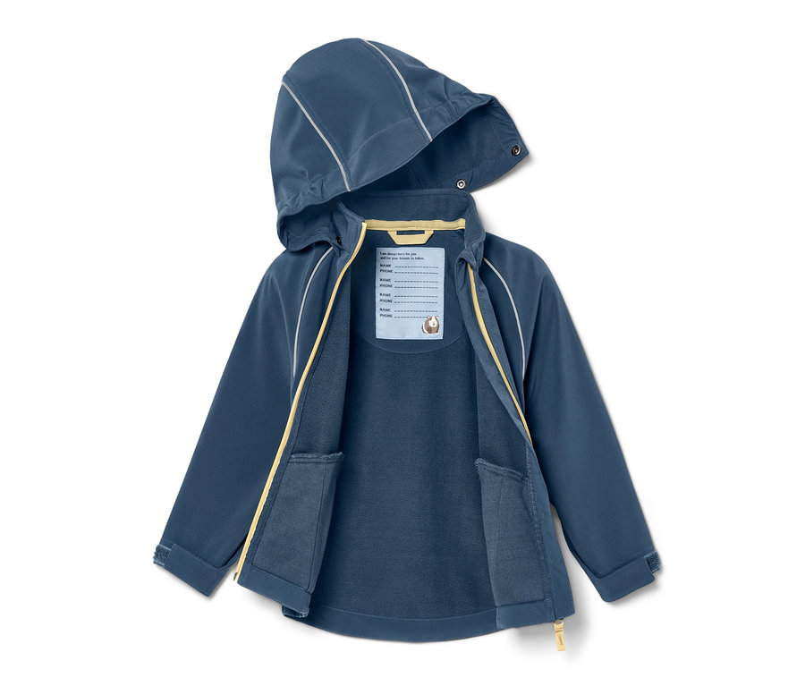 Offene blaue Kleinkind-Softshelljacke mit Kapuze liegt auf einer ebenen Fläche.
