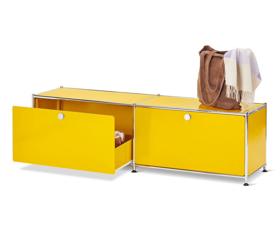 Gelbes Lowboard Metall »CN3« mit Schubladen, wobei eine Schublade offen ist. Auf dem Lowboard liegen eine Tasche und eine Decke.