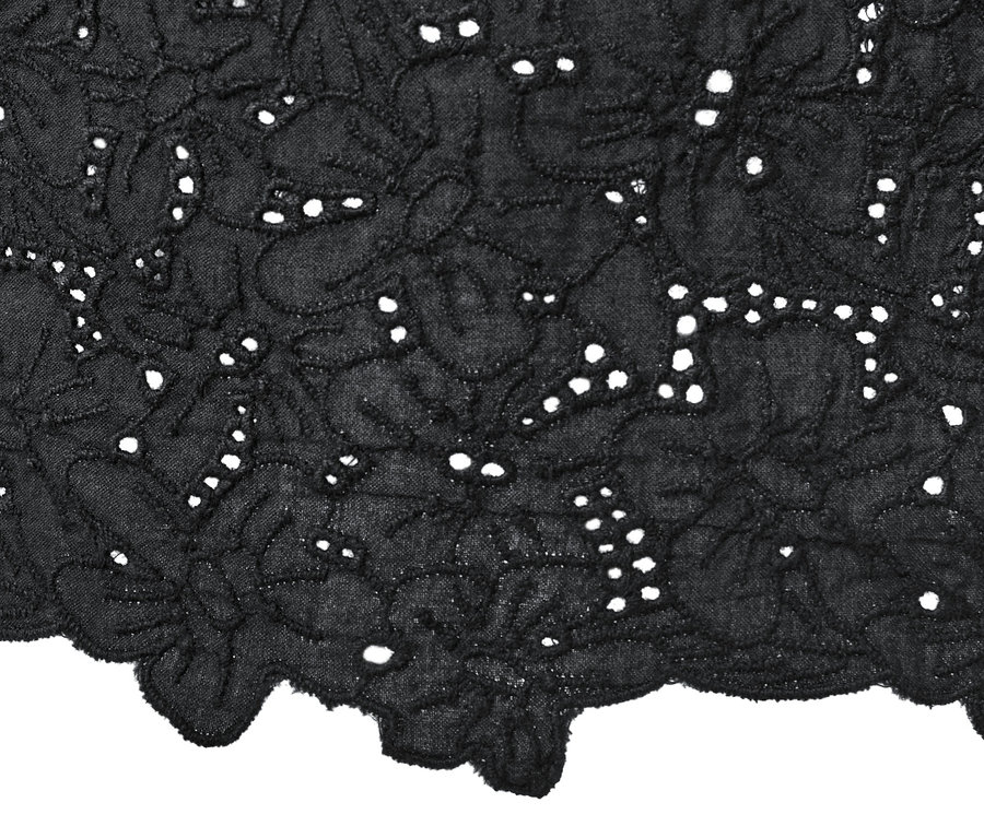 Detailaufnahme einer schwarzen Culotte mit Stickerei.