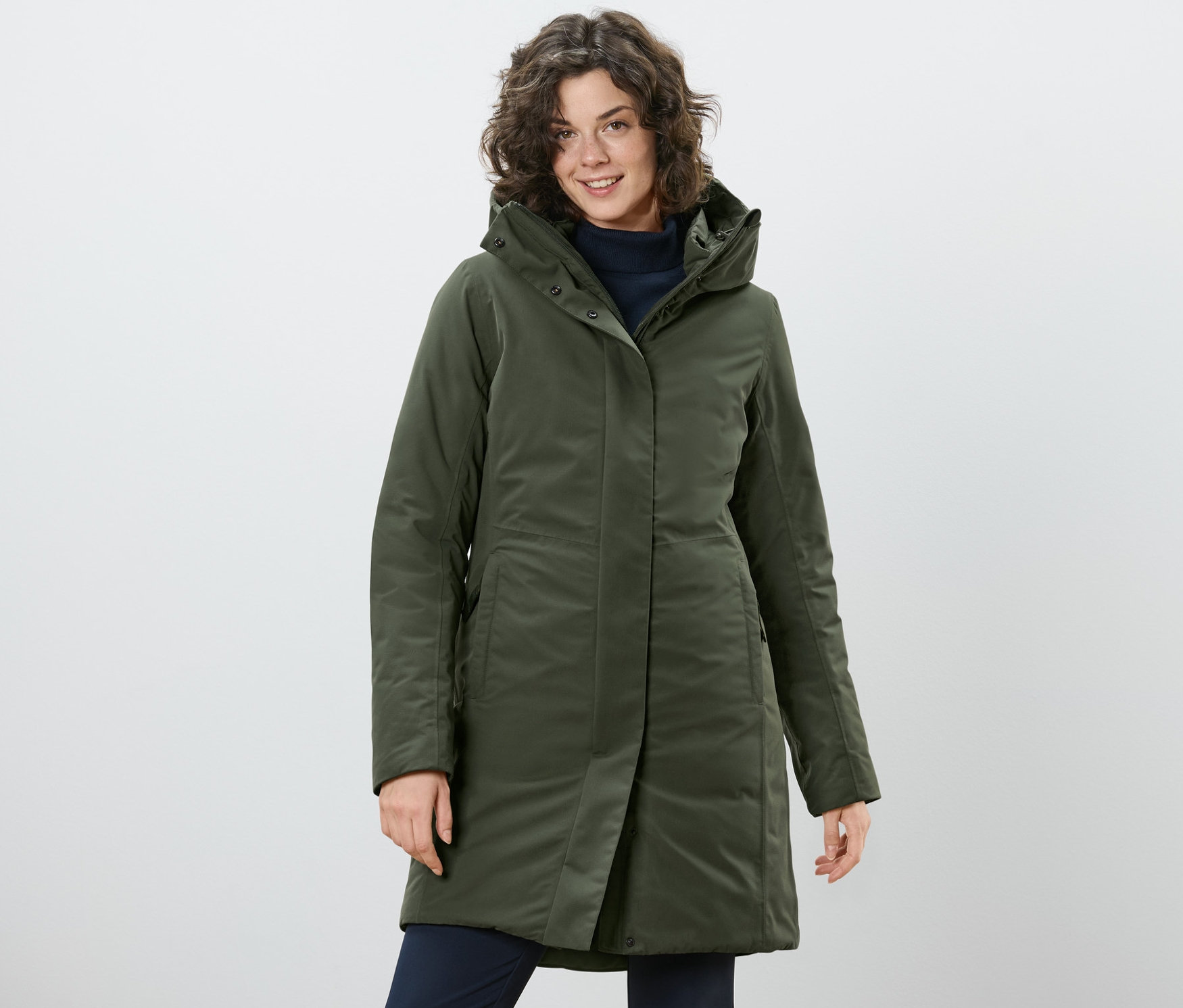 Frau posiert in khaki Thermo-Mantel.