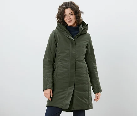 Frau posiert in khaki Thermo-Mantel.