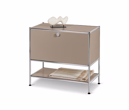 Ein taupefarbenes Sideboard Metall »CN3« mit Klappe, darüber eine weiße Skulptur.