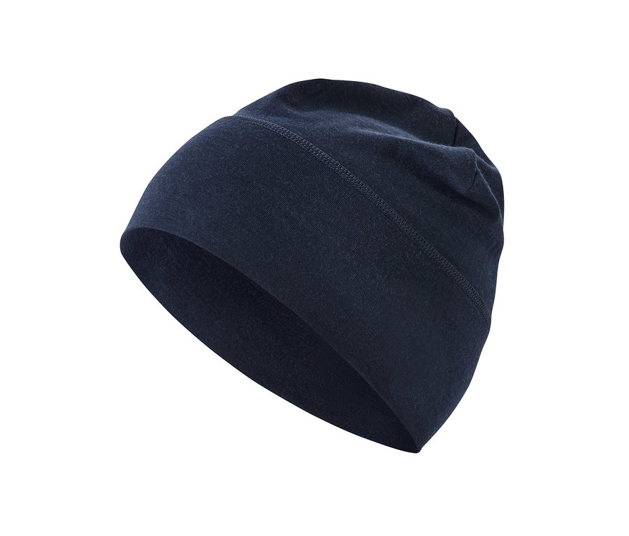 Nahaufnahme einer Mütze mit Wolle auf weißem Hintergrund.