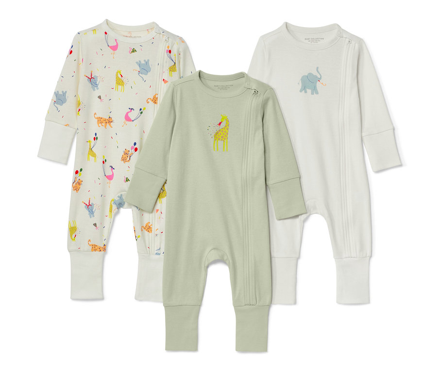 Drei Baby-Schlafanzüge mit langen Ärmeln. Ein Schlafanzug ist weiß mit Tiermotiven, einer olivgrün mit einer Giraffe und einer weiß mit einem Elefanten.