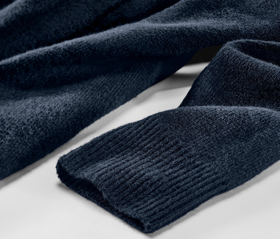 Detailansicht eines offenen, langen, blauen Cardigans.