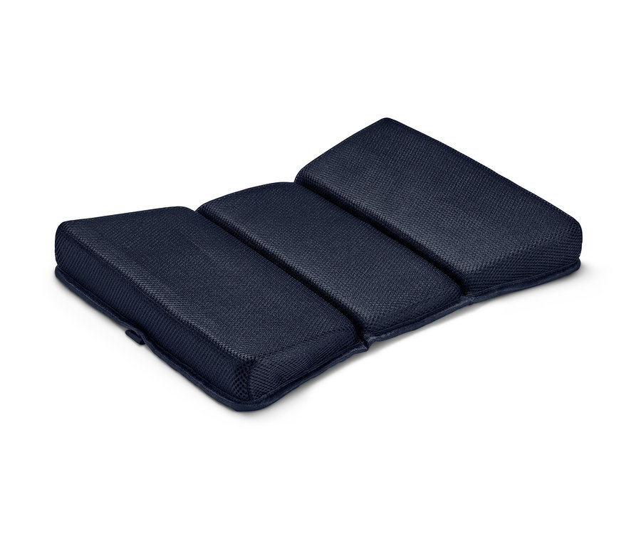 Ein marineblaues Memory-Foam-Lendenkissen.