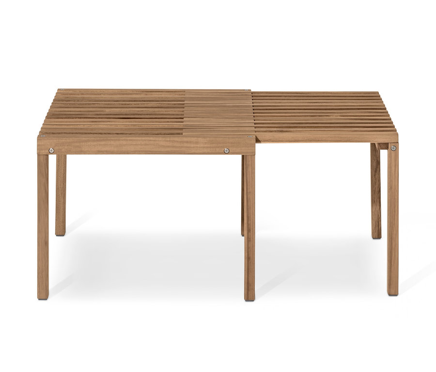 Ein ausziehbarer Couchtisch aus Holz.