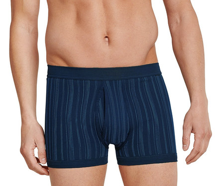 Mann posiert in blauen 2 SCHIESSER Shorts in Feinripp.