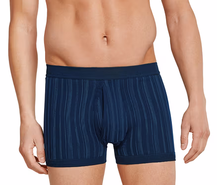 Mann trägt blaue SCHIESSER Shorts in Feinripp.