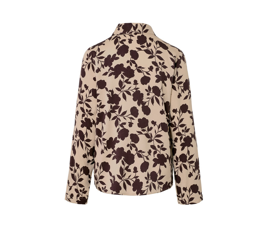 Detailansicht einer Hemdbluse mit Alloverprint.