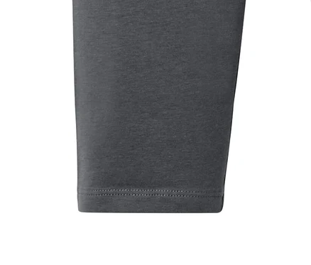 Zwei Kinder-Leggings in 3/4-Länge: eine grau, eine schwarz.