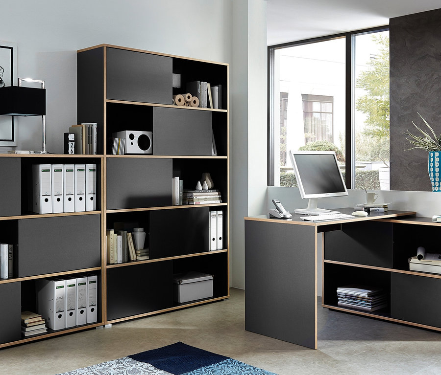 Anthrazitfarbener Eckschreibtisch »Slide« und großes Schiebetürregal »Slide« im Raum.