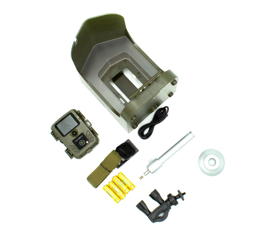Set mit Kamerakomponenten, inklusive grüner Kamera, Batterien, Montagegurt und Gehäuse. Vogelkamera mit Futterbehälter.