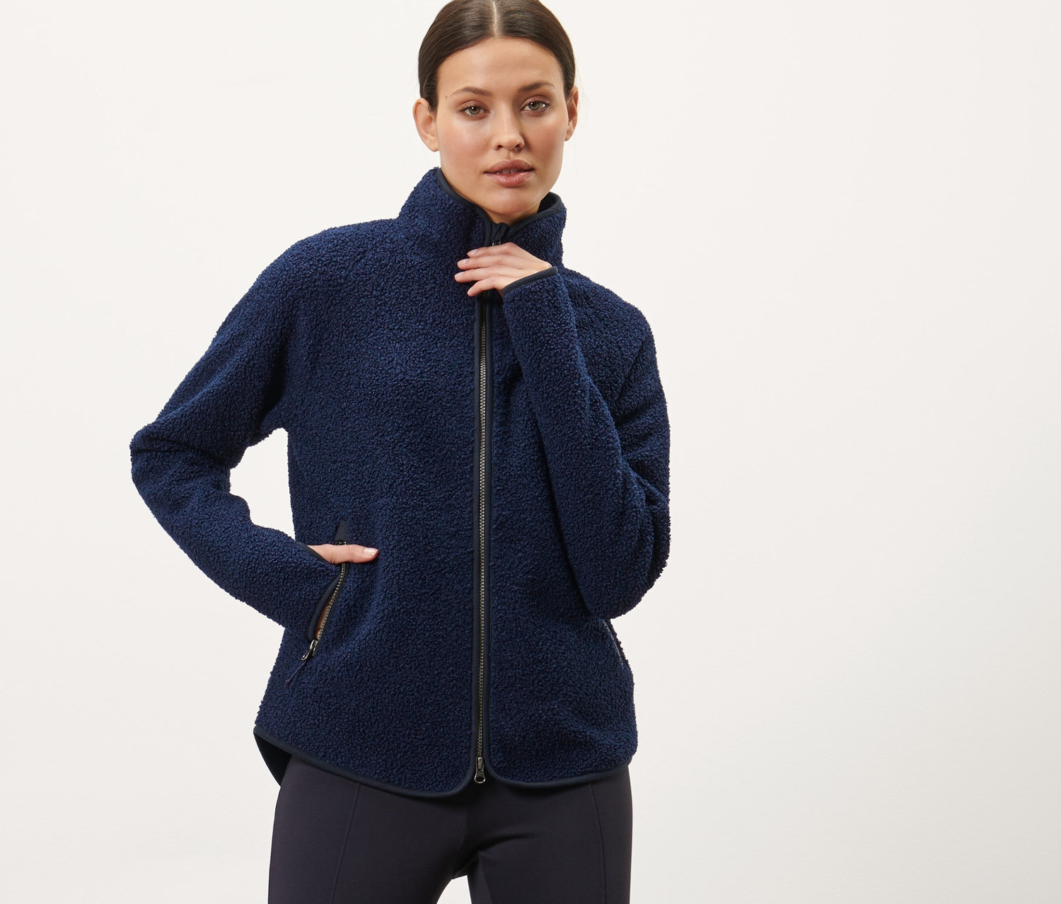 Frau trägt eine blaue Teddy-Jacke.