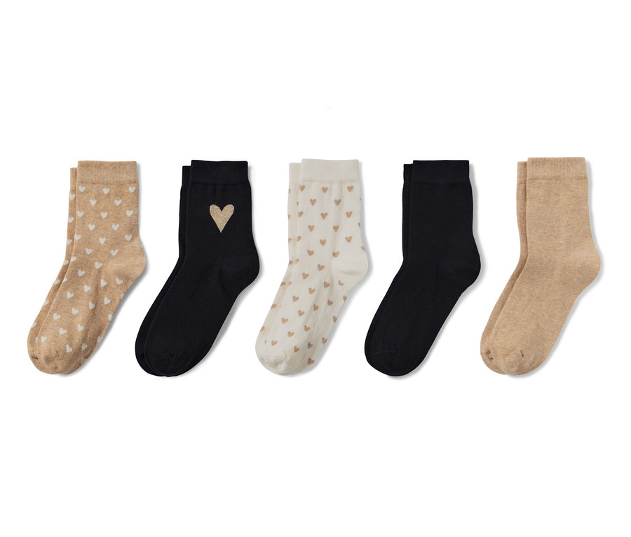 Fünf Paar Socken in verschiedenen Farben und Mustern.