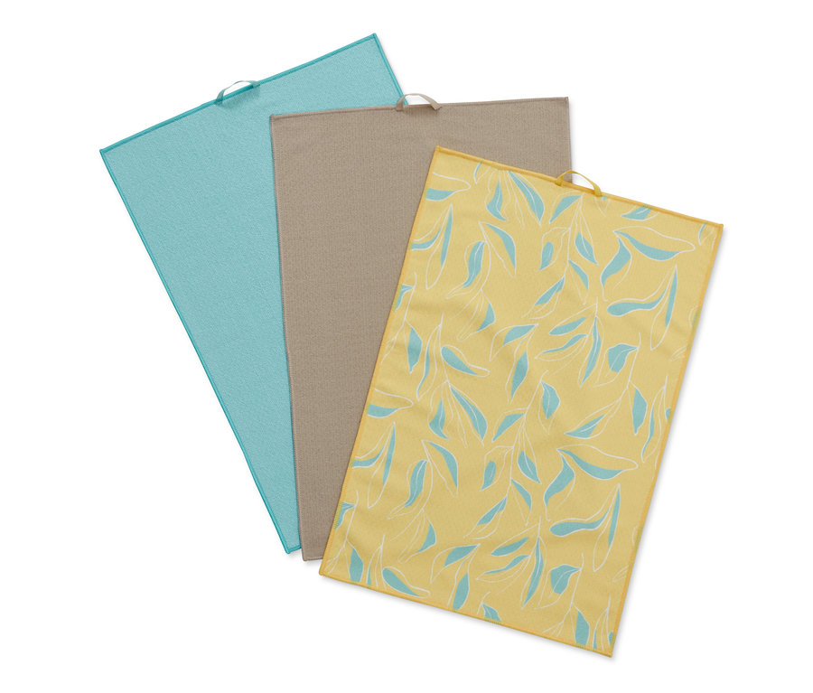 Drei Geschirrtücher: hellblau, beige und gelb mit blauen Blättern.