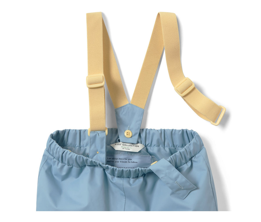 Hellblaue Kleinkind-Regenhose mit beigen Hosenträgern.