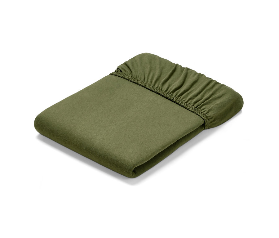 Ein grünes Jersey-Spannbettlaken, gefaltet auf einem weißen Hintergrund.