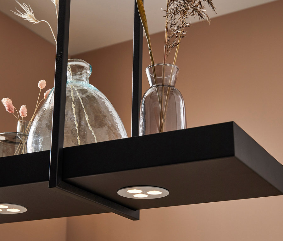 Dekorative LED-Deckenleuchte mit Vasen und Blumen.