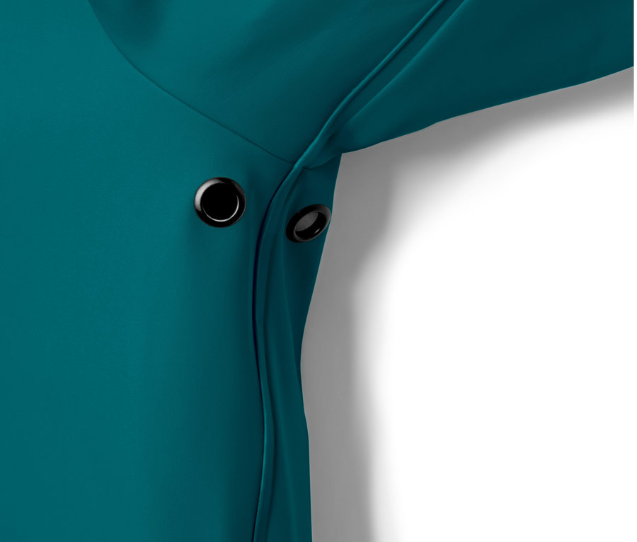 Detailaufnahme eines blauen Regenmantels mit schwarzen Ösen.