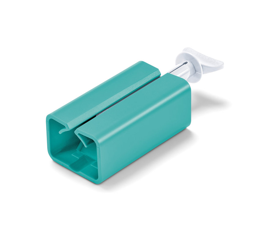 Nahaufnahme eines Tubenpressers auf einem weißen Hintergrund.