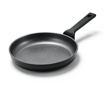 Eine Profi-Aluminium-Pfanne, ca. 24 cm Durchmesser, mit schwarzem Griff auf weißem Hintergrund.