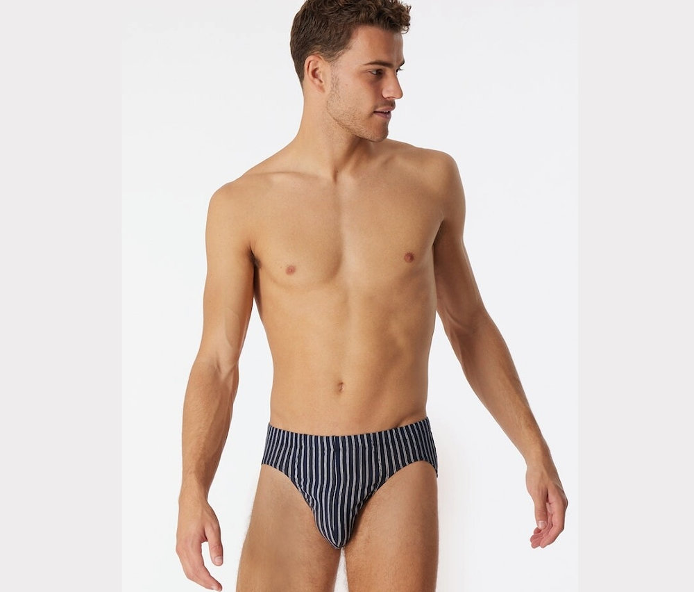 Mann posiert in SCHIESSER Supermini mit Bio-Baumwolle, dunkelblau.