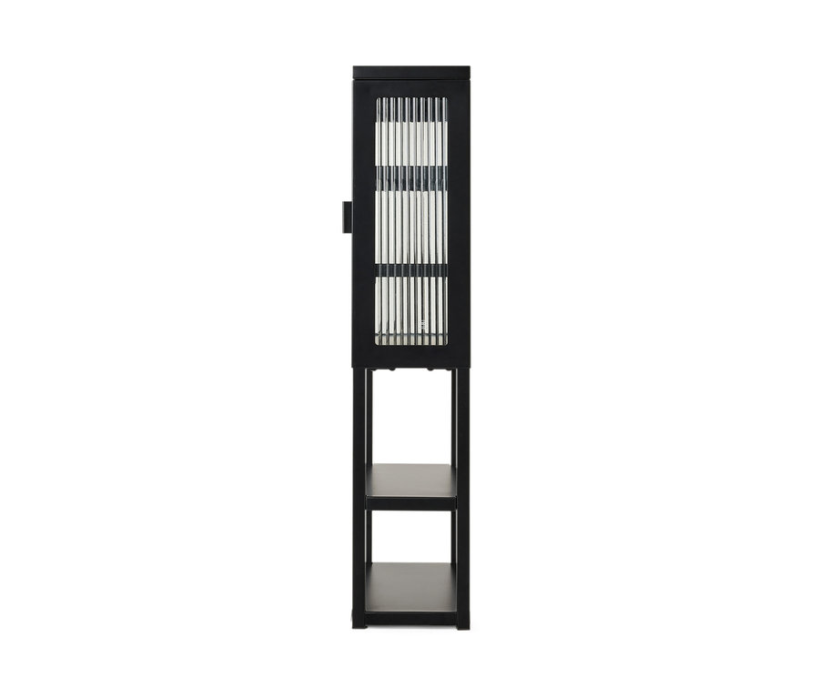 Schwarzer Wandschrank mit Glastür und zwei Regalböden.