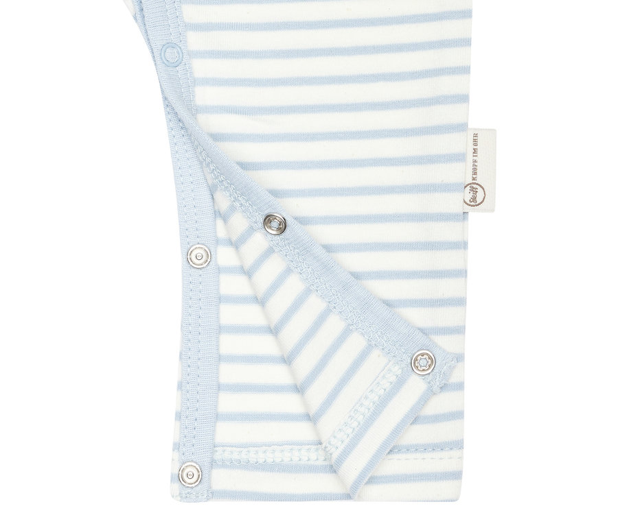 Detailansicht eines hellblau gestreiften Steiff Baby-Stramplers mit Knopfleiste.