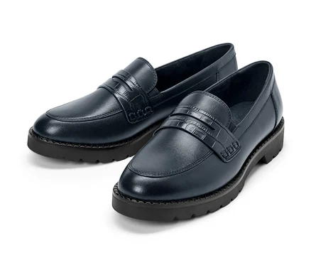 Zwei Leder-Loafer auf weißem Hintergrund.