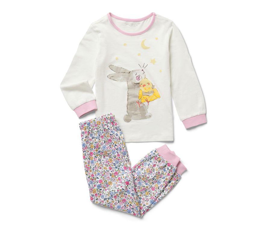 Kinder-Pyjama, Hase, mit einem Aufdruck eines Hasen, der ein Küken umarmt, liegt auf einem weißen Hintergrund.