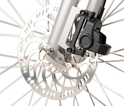 Detail einer silbernen Bremsscheibe und eines schwarzen Bremssattels eines E-Bikes des SHARP Hybrid E-Bike.