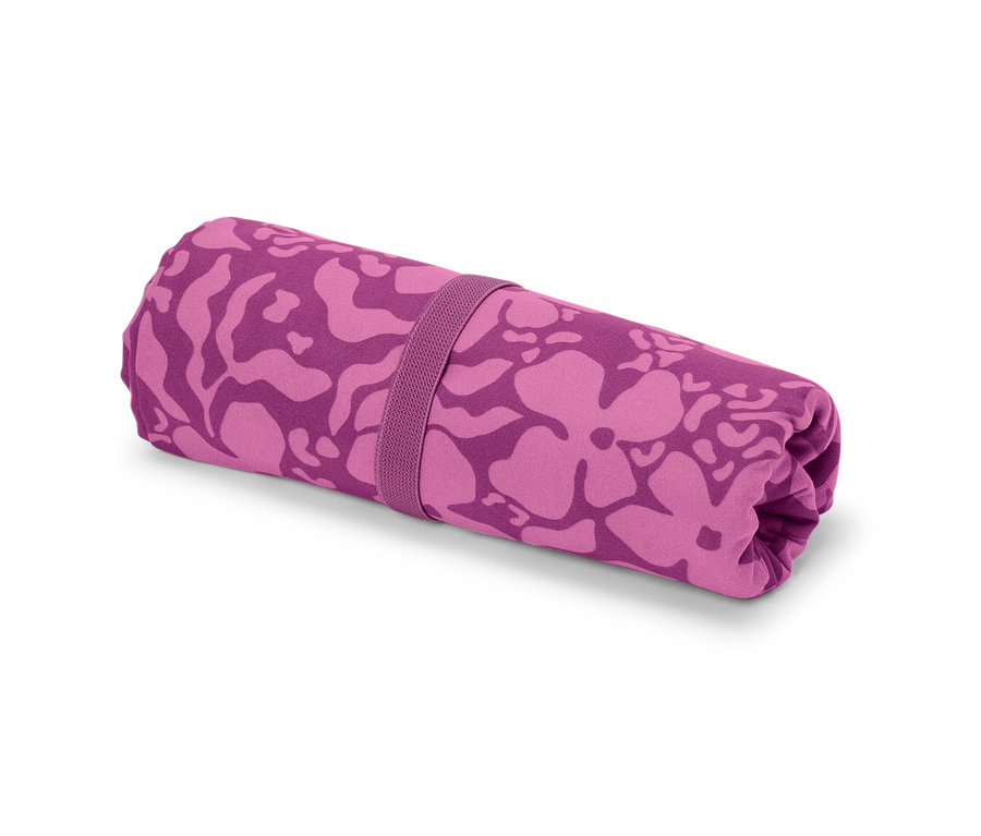 Ein zusammengerolltes Outdoor-Handtuch mit lila Muster und Gummiband.