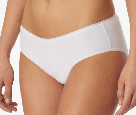 Frau trägt 2 SCHIESSER Hipster in Weiß.