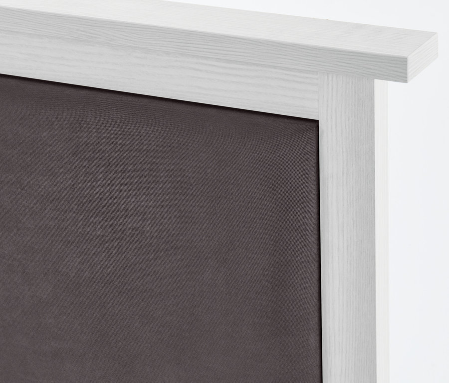 Detailansicht eines Bettes mit gepolstertem Kopfteil und Holzrahmen.