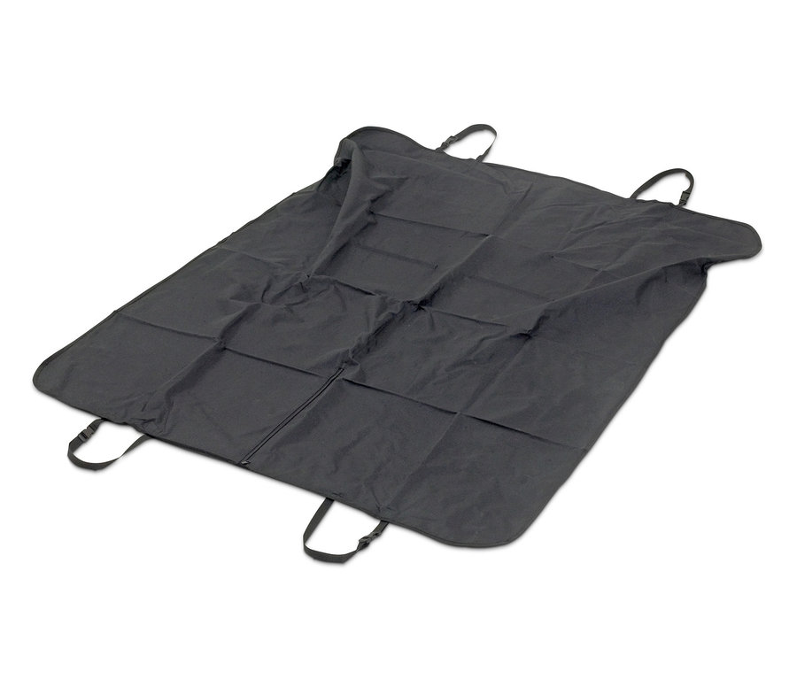 Eine schwarze Karlie-Auto-Schondecke liegt mit Riemen auf einem weißen Hintergrund.